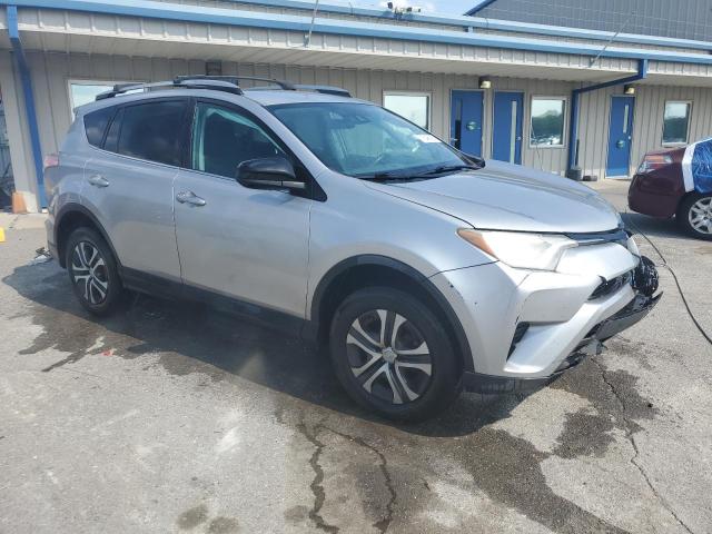 2T3ZFREV3HW312965 - 2017 TOYOTA RAV4 LE 银色 照片 4