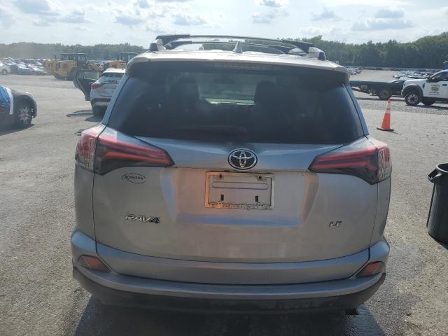 2T3ZFREV3HW312965 - 2017 TOYOTA RAV4 LE 银色 照片 6