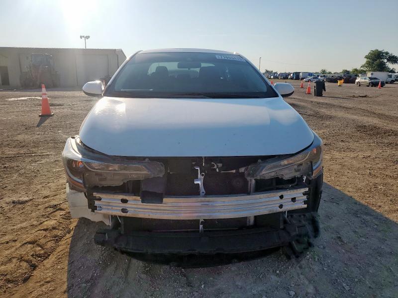 5YFEPMAE6MP234092 - 2021 TOYOTA COROLLA LE WHITE photo 5