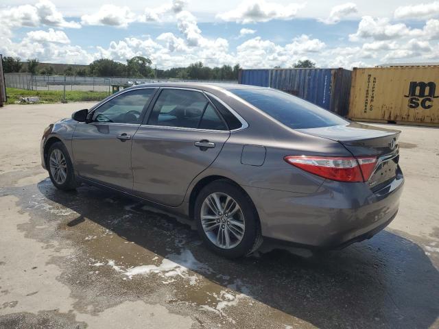 4T1BF1FK9HU691986 - 2017 TOYOTA CAMRY LE GRAY photo 2