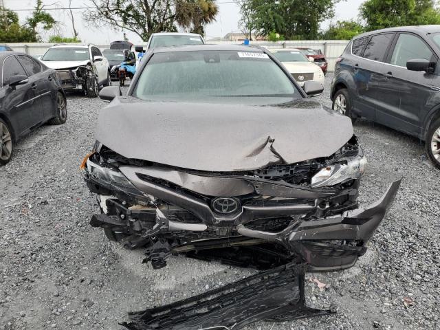 4T1G11AK1NU693867 - 2022 TOYOTA CAMRY SE 棕色 照片 5