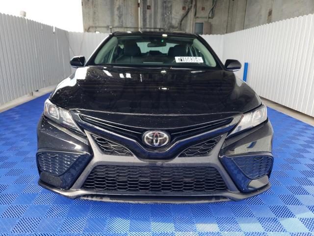 4T1G11AK8RU890458 - 2024 TOYOTA CAMRY SE NIGHT SHADE BLACK photo 5