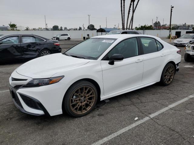 4T1T11AK0PU183950 - 2023 TOYOTA CAMRY SE NIGHT SHADE WHITE photo 1