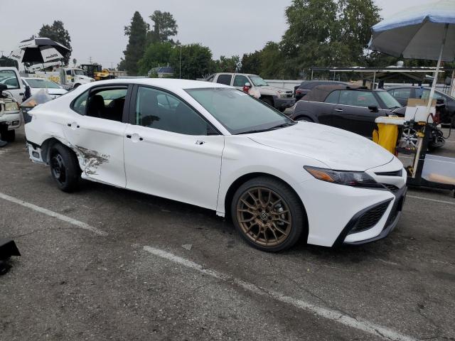 4T1T11AK0PU183950 - 2023 TOYOTA CAMRY SE NIGHT SHADE WHITE photo 4