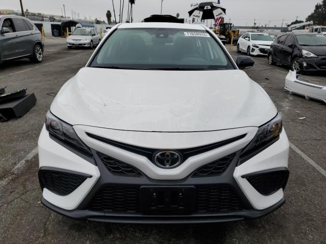 4T1T11AK0PU183950 - 2023 TOYOTA CAMRY SE NIGHT SHADE WHITE photo 5