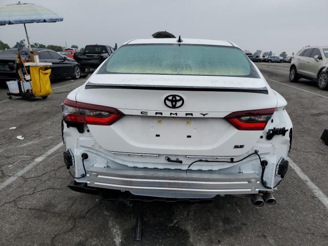 4T1T11AK0PU183950 - 2023 TOYOTA CAMRY SE NIGHT SHADE WHITE photo 6