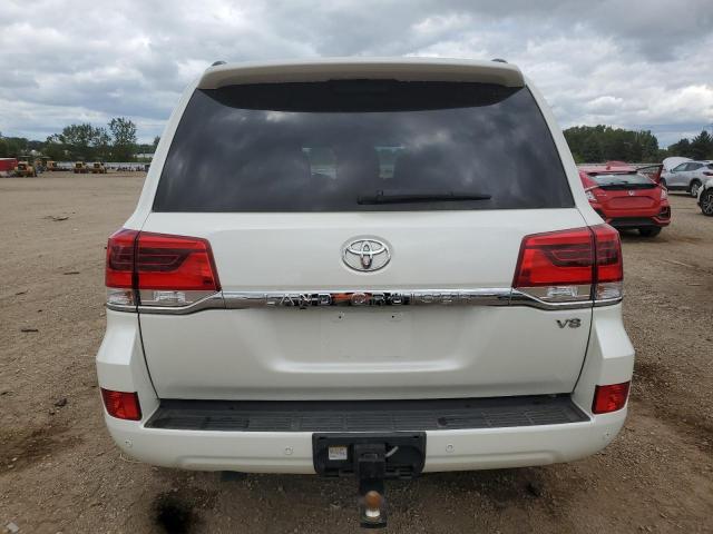 JTMCY7AJ8H4052552 - 2017 TOYOTA LAND CRUIS WHITE photo 6