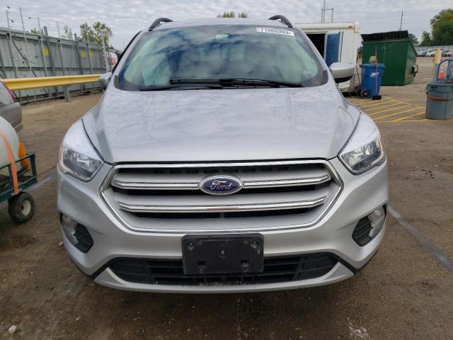 1FMCU0GD1JUC11126 - 2018 FORD ESCAPE SE SILVER photo 5