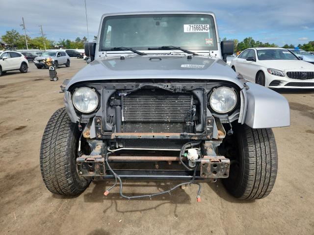 1C4HJWEG7FL531180 - 2015 JEEP WRANGLER U SAHARA ვერცხლისფერი ფოტო 5