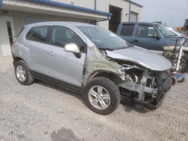 3GNCJKSB3LL338172 - 2020 CHEVROLET TRAX LS SILVER photo 4