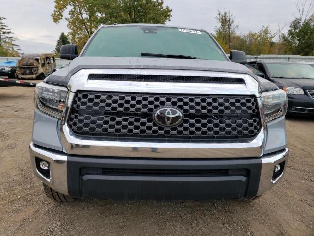5TFUW5F10JX719643 - 2018 TOYOTA TUNDRA DOUBLE CAB SR/SR5 GRAY photo 5