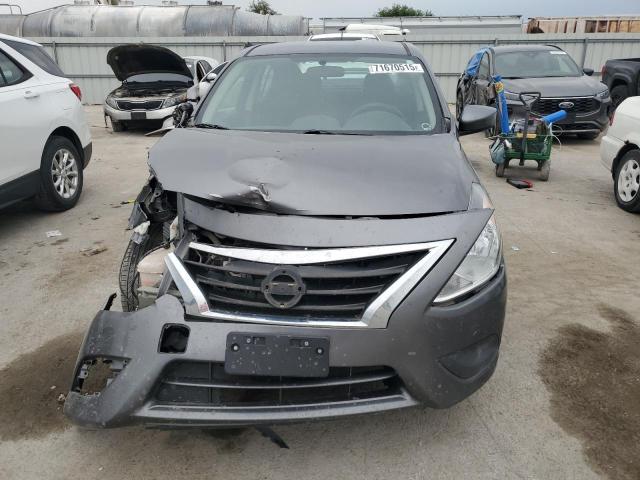 3N1CN7AP8JL851182 - 2018 NISSAN VERSA S 灰色 照片 5