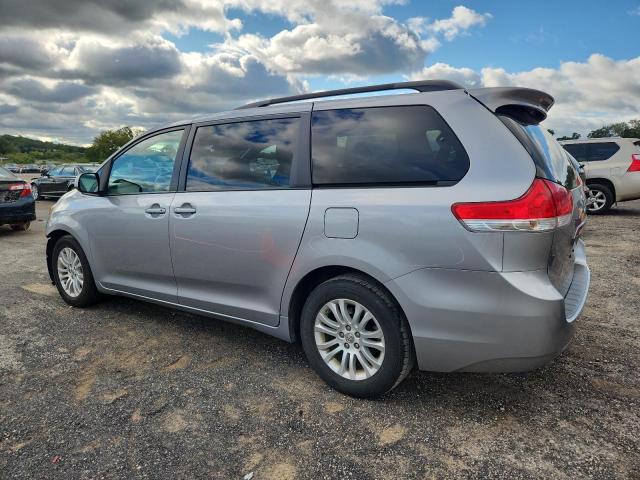 5TDYK3DC7CS255474 - 2012 TOYOTA SIENNA XLE GRAY photo 2