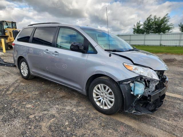 5TDYK3DC7CS255474 - 2012 TOYOTA SIENNA XLE GRAY photo 4