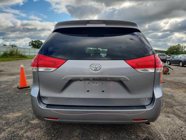 5TDYK3DC7CS255474 - 2012 TOYOTA SIENNA XLE GRAY photo 6