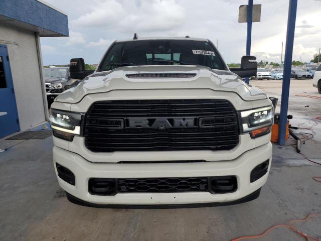 3C6UR5FL4RG306771 - 2024 RAM 2500 LARAMIE Weiß Foto 5