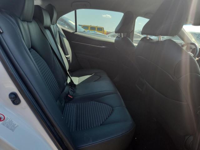 4T1B11HK9JU157923 - 2018 TOYOTA CAMRY L WHITE photo 10