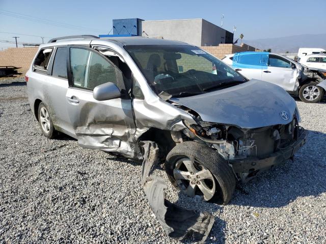 5TDKK3DC2GS728435 - 2016 TOYOTA SIENNA LE SILVER photo 4