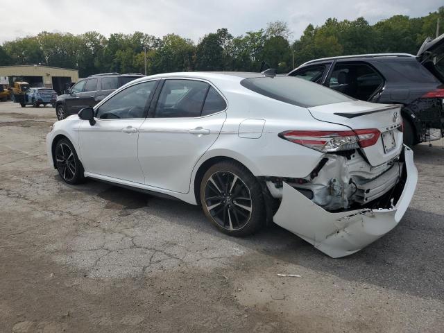 4T1BZ1HK2KU507256 - 2019 TOYOTA CAMRY XSE WHITE photo 2