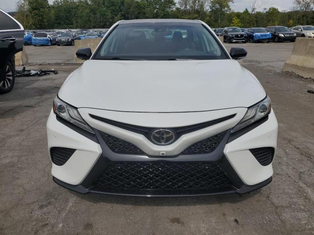 4T1BZ1HK2KU507256 - 2019 TOYOTA CAMRY XSE WHITE photo 5