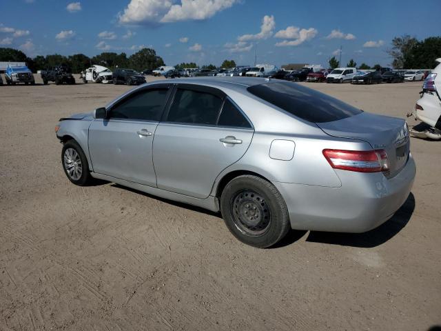 4T1BF3EKXBU582022 - 2011 TOYOTA CAMRY BASE فضي صورة 2