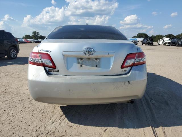 4T1BF3EKXBU582022 - 2011 TOYOTA CAMRY BASE فضي صورة 6
