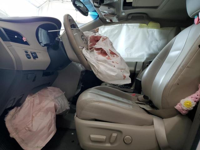 5TDYK3DC8CS271070 - 2012 TOYOTA SIENNA XLE WHITE photo 7