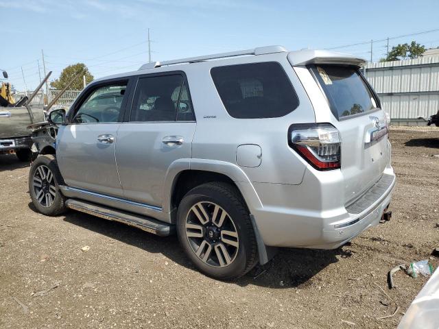 JTEBU5JR5J5608572 - 2018 TOYOTA 4RUNNER SR5/SR5 PREMIUM SILVER photo 2