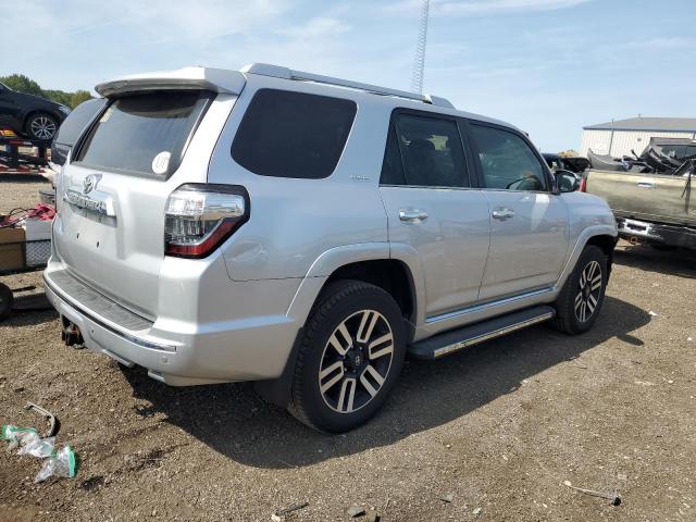 JTEBU5JR5J5608572 - 2018 TOYOTA 4RUNNER SR5/SR5 PREMIUM SILVER photo 3
