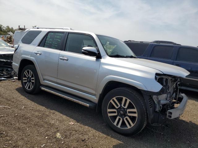 JTEBU5JR5J5608572 - 2018 TOYOTA 4RUNNER SR5/SR5 PREMIUM SILVER photo 4