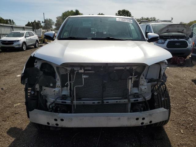 JTEBU5JR5J5608572 - 2018 TOYOTA 4RUNNER SR5/SR5 PREMIUM SILVER photo 5