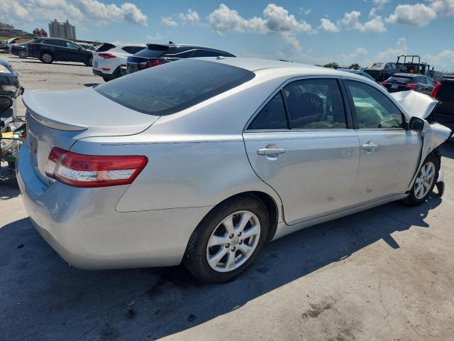 4T4BF3EK4BR192166 - 2011 TOYOTA CAMRY BASE Srebrny zdjęcie 3
