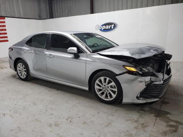 4T1C11AK1MU566923 - 2021 TOYOTA CAMRY LE SILVER photo 4