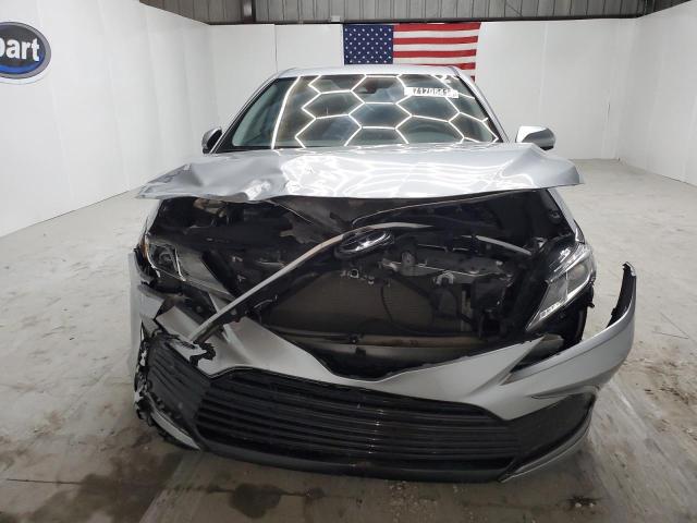 4T1C11AK1MU566923 - 2021 TOYOTA CAMRY LE SILVER photo 5