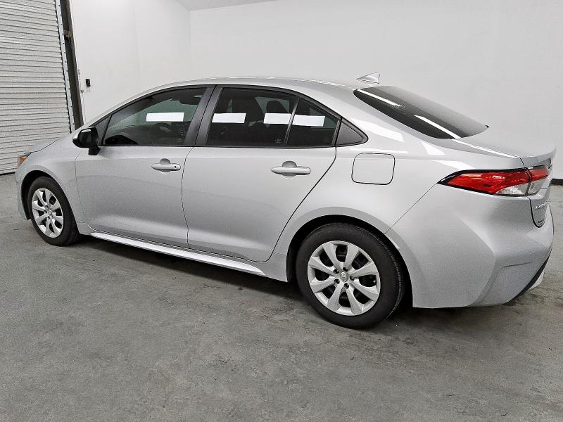 5YFEPMAE2NP388798 - 2022 TOYOTA COROLLA LE SILVER photo 2