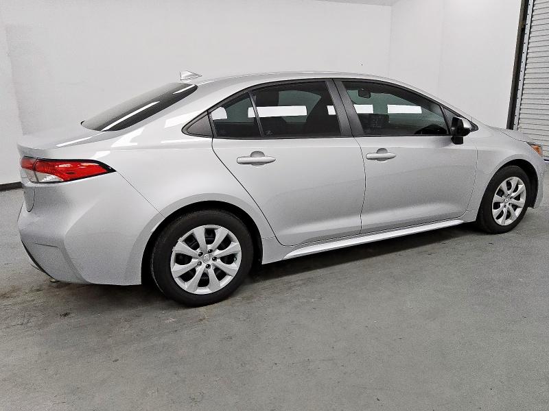5YFEPMAE2NP388798 - 2022 TOYOTA COROLLA LE SILVER photo 3