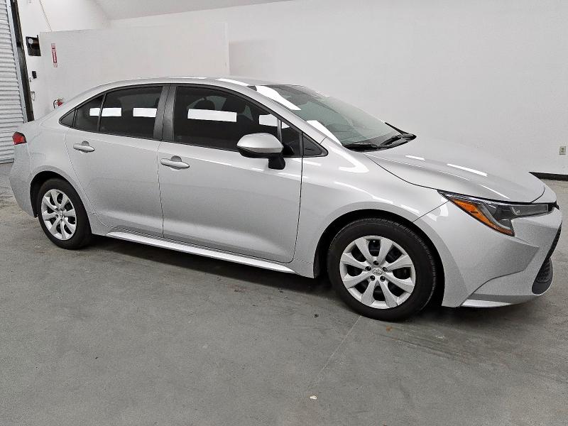 5YFEPMAE2NP388798 - 2022 TOYOTA COROLLA LE SILVER photo 4