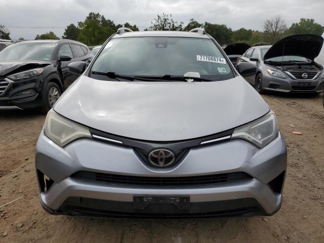 2T3BFREVXJW727062 - 2018 TOYOTA RAV4 LE SILVER photo 5