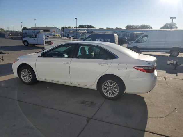 4T4BF1FK3GR571752 - 2016 TOYOTA CAMRY LE WHITE photo 2