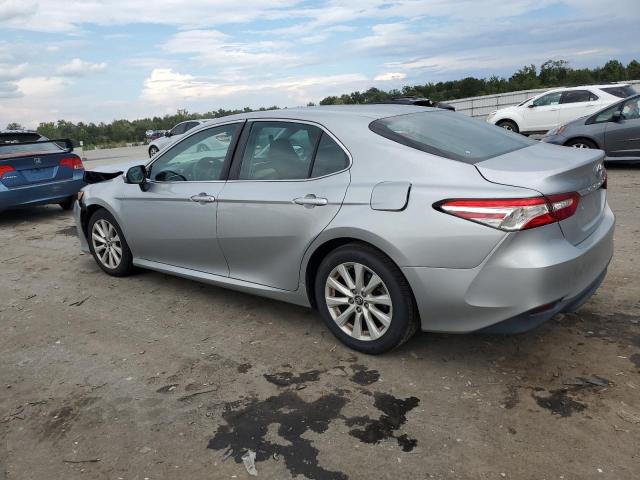 4T1B11HK0JU087597 - 2018 TOYOTA CAMRY L 灰色 照片 2