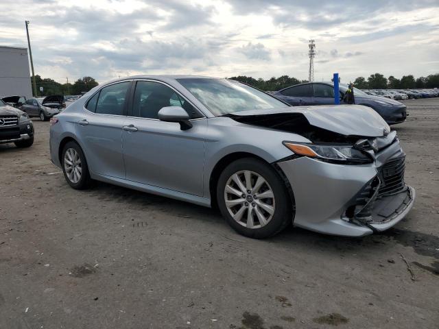 4T1B11HK0JU087597 - 2018 TOYOTA CAMRY L 灰色 照片 4