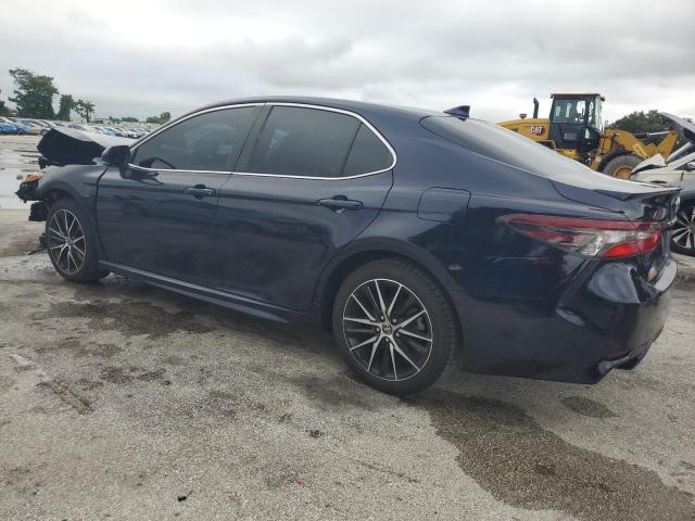 4T1G11AK2NU640658 - 2022 TOYOTA CAMRY SE BLUE photo 2