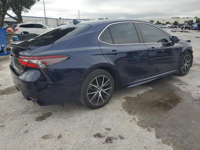 4T1G11AK2NU640658 - 2022 TOYOTA CAMRY SE BLUE photo 3
