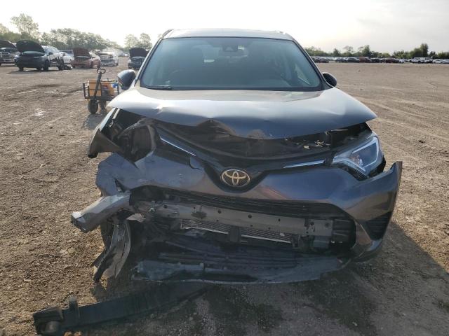 2T3ZFREV7JW455441 - 2018 TOYOTA RAV4 LE ნაცრისფერი ფოტო 5