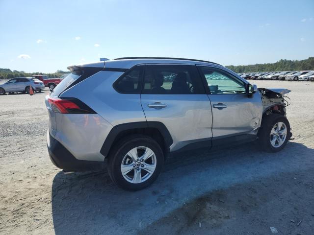 4T3R6RFV4MU030648 - 2021 TOYOTA RAV4 XLE ვერცხლისფერი ფოტო 3