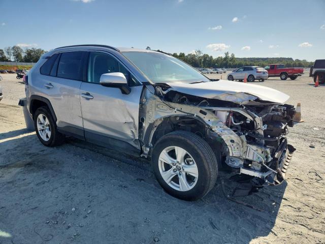 4T3R6RFV4MU030648 - 2021 TOYOTA RAV4 XLE ვერცხლისფერი ფოტო 4