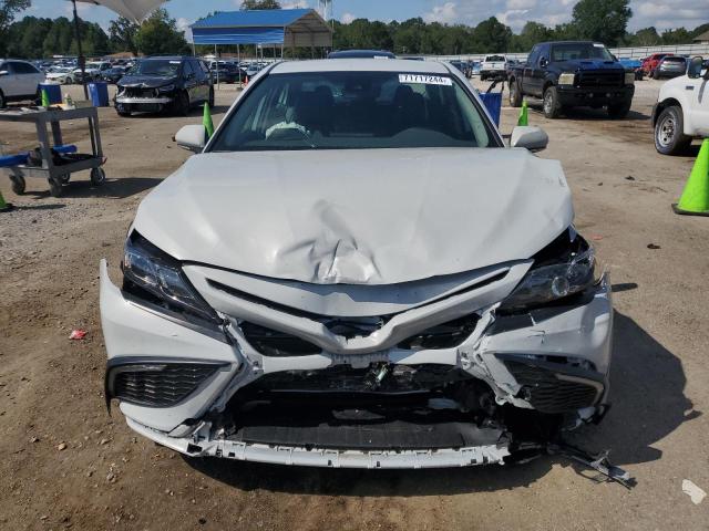 4T1G11AK8RU211711 - 2024 TOYOTA CAMRY SE NIGHT SHADE WHITE photo 5