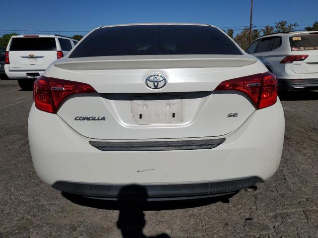 5YFBURHE9JP745323 - 2018 TOYOTA COROLLA L 白色 照片 6