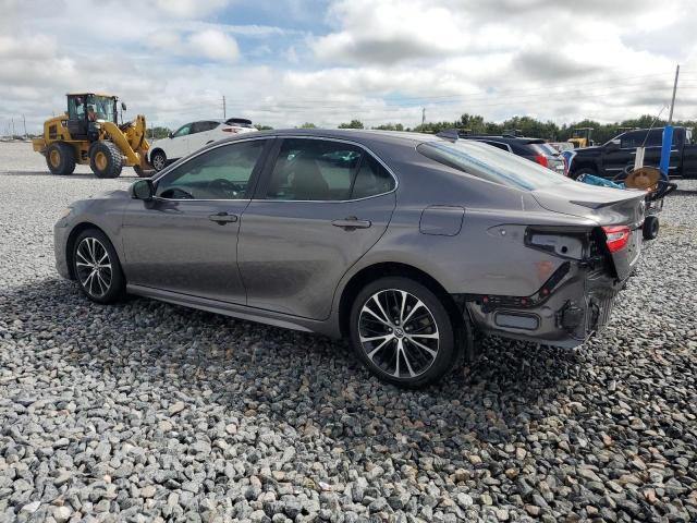 4T1M11AK1LU321316 - 2020 TOYOTA CAMRY SE GRAY photo 2