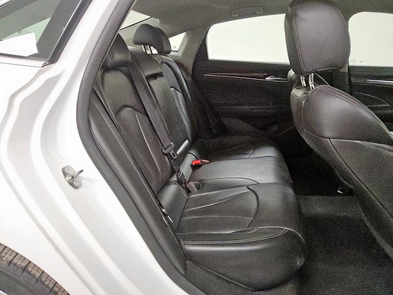 1G4ZP5SZ8JU121991 - 2018 BUICK LACROSSE ESSENCE WHITE photo 10